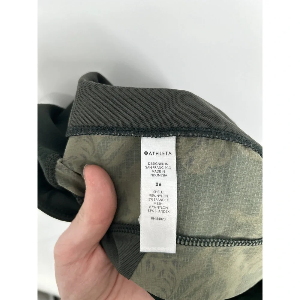 Athleta Trekkie North Printed Short Womens 26 Green Semi Fitted Mid Rise Stretch